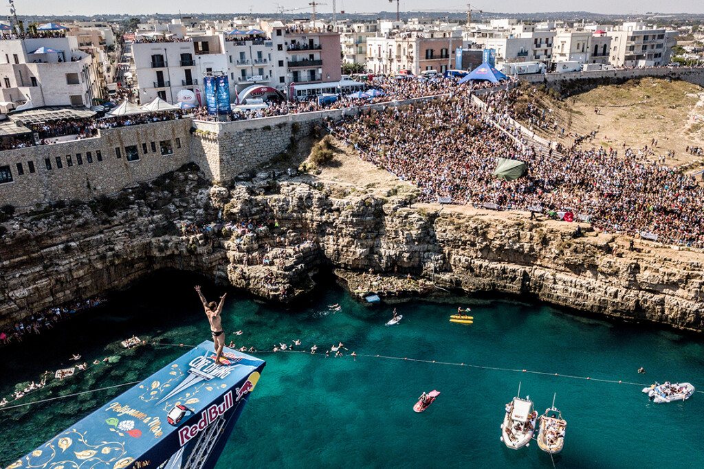 Alessandro De Rose of Italy acknowledges the crowd from the 27 metre platform during the final competition day of the seventh and final stop of the Red Bull Cliff Diving World Series in Polignano a Mare, Italy on September 23, 2018. // Dean Treml/Red Bull Content Pool // AP-1WZ6XSAX52111 // Usage for editorial use only // Please go to www.redbullcontentpool.com for further information. //